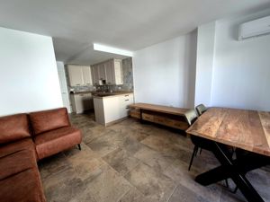 Komplette Renovierung einer Wohnung, wobei dem Wohnzimmer ein rustikaler und zugleich moderner Touch verliehen wurde. Torrox.