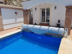 Installation of an automatic solar slatted cover for a swimming pool on a property in Cómpeta. View 1