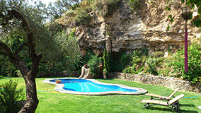Konstruktion eines Schwimmbades mit Wasserfall auf der rustikalen Finca Aranxa in Málaga