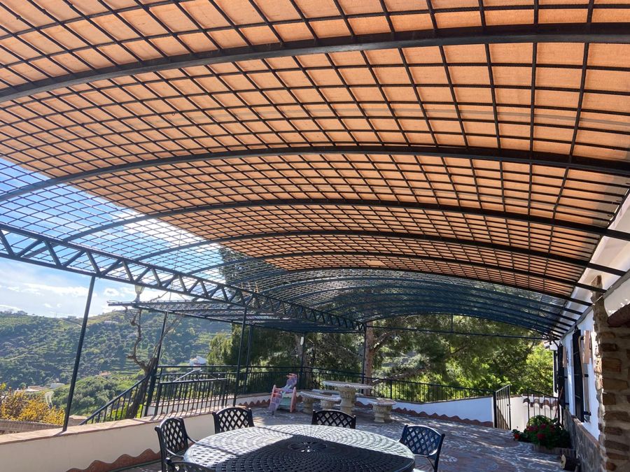 Construcción de pérgola metálica en porche en finca El Embrujo. Competa.