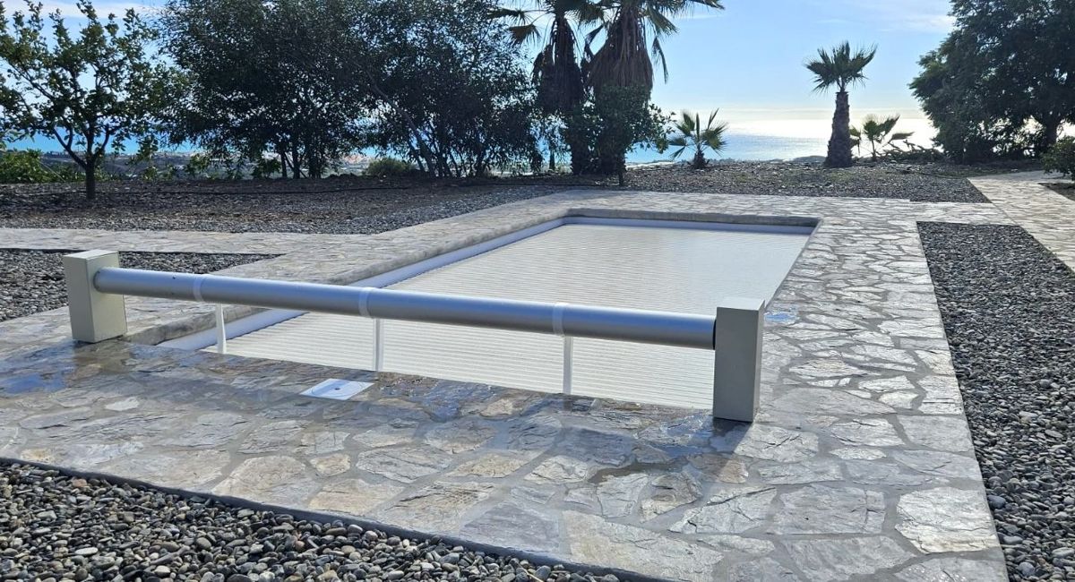 Verlegung eines neuen Außenbelags in Natursteinoptik rund um das Schwimmbecken. Passendes Wegedesign zur Vereinheitlichung der Ästhetik des gesamten Anwesens. Competa.